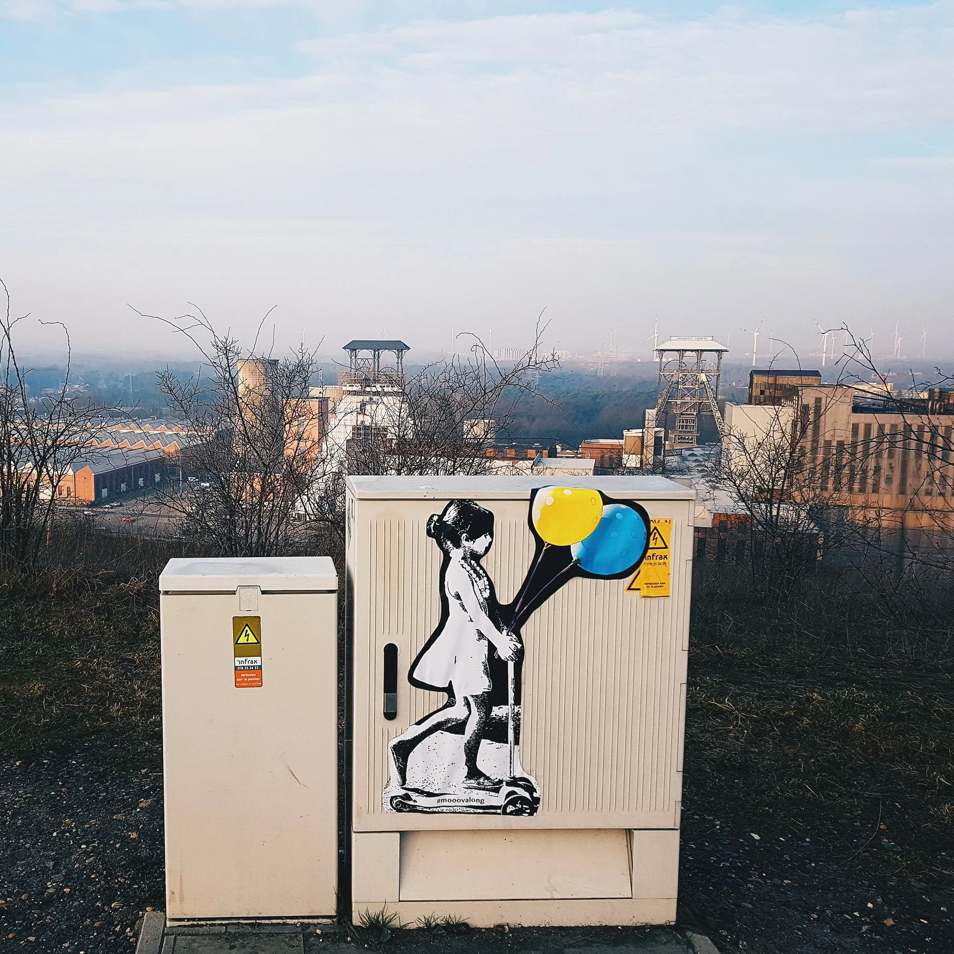 Meisje met ballonnen in de straten van Beringen