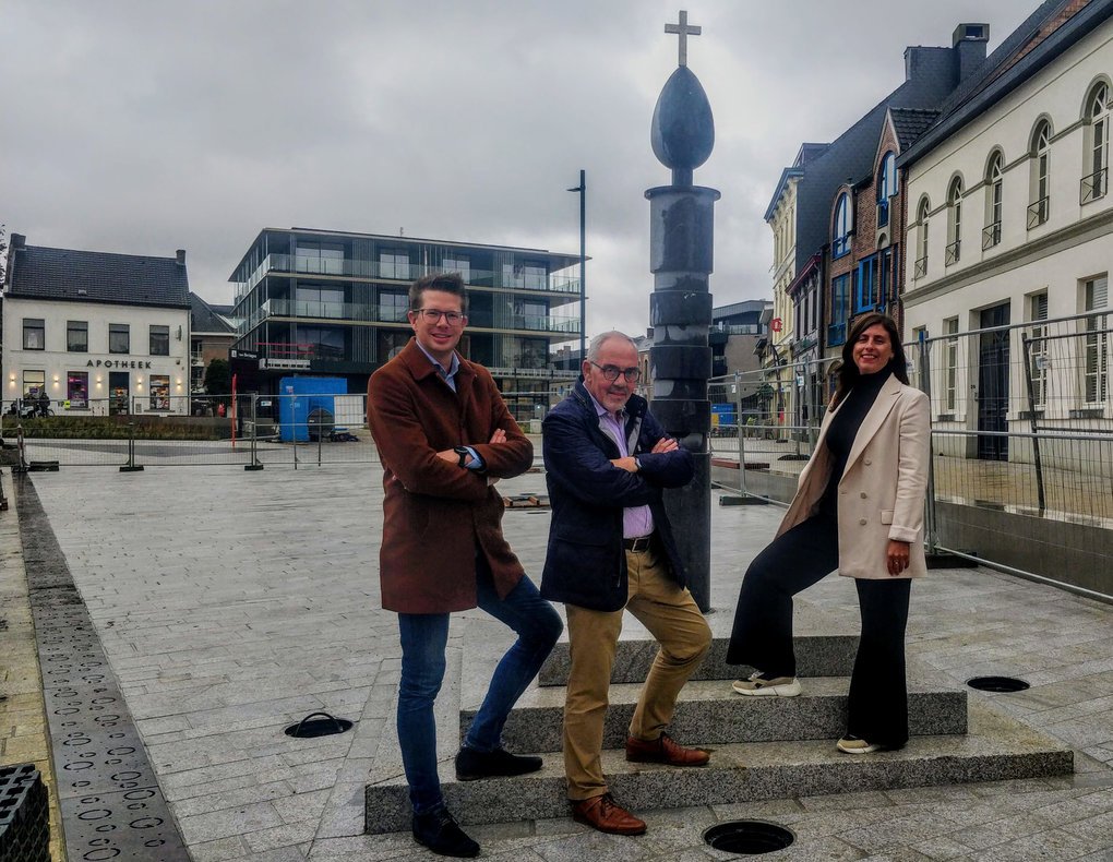 Samen met collega’s Jean Vanhees en An Moons bevoegd voor Erfgoed bij het nieuwe Perroen op de markt
