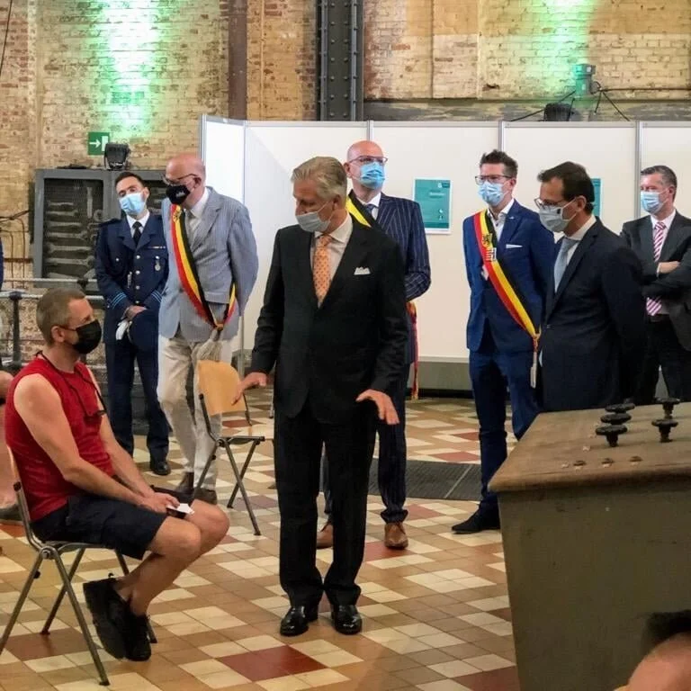 Koning bezoekt vaccinatiecentrum