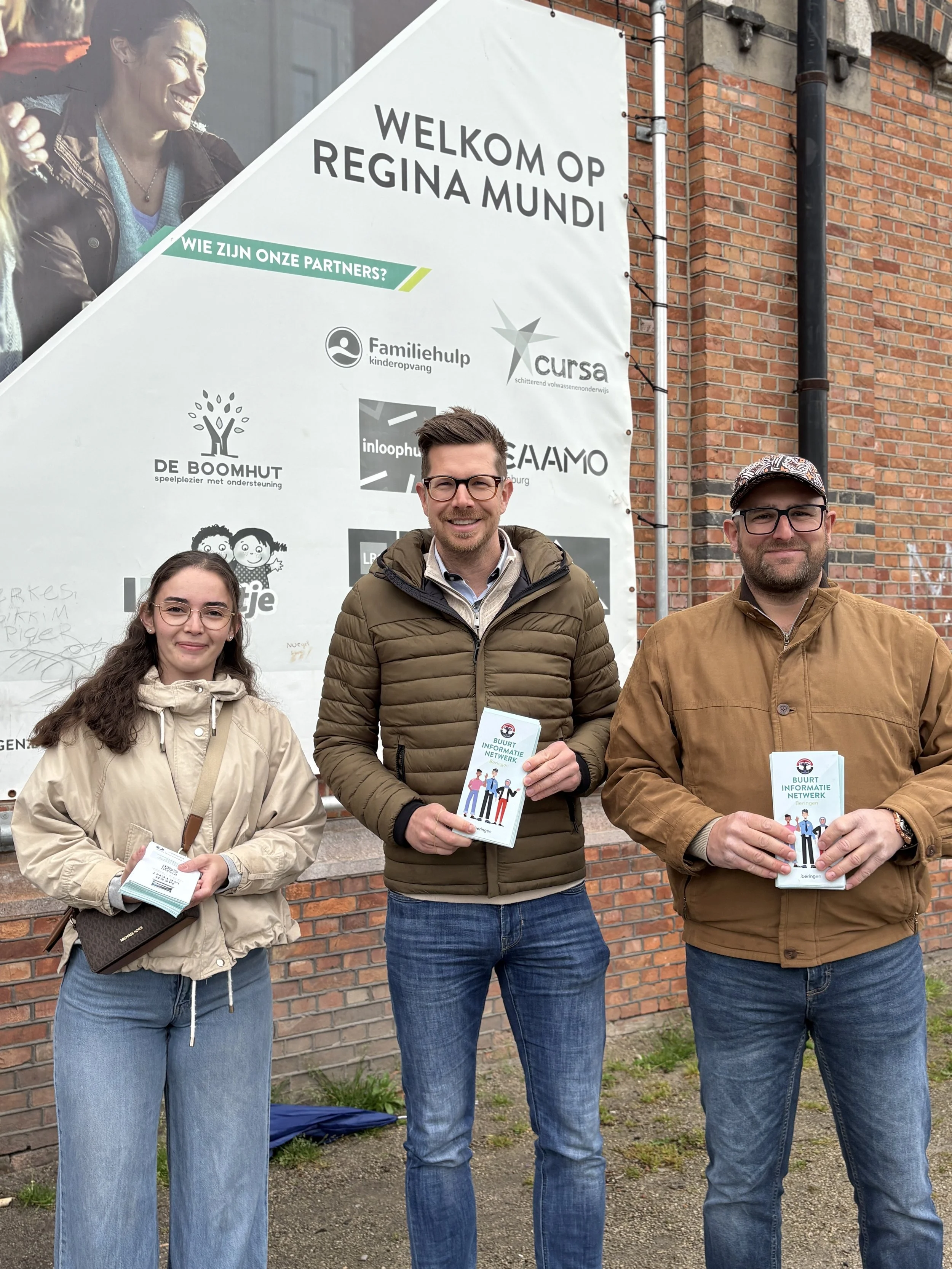 Op stap met BIN-coördinator Aladin en co-coördinator Sedef in Beringen-Mijn voor het verdelen van de flyers.