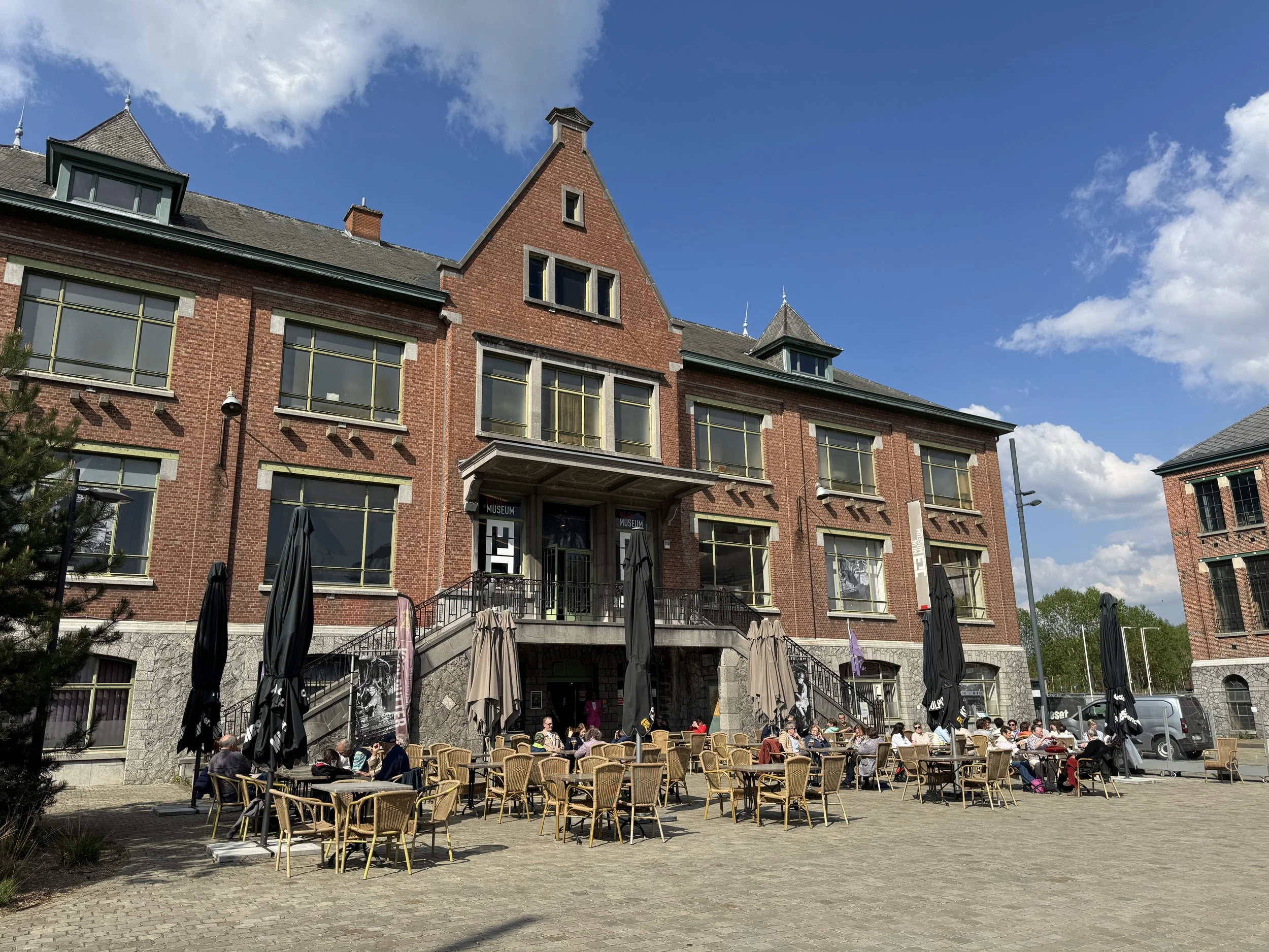 Het sociaal gebouw, waar vandaag onder andere het Mijnmuseum en bijhorend café gevestigd zijn.