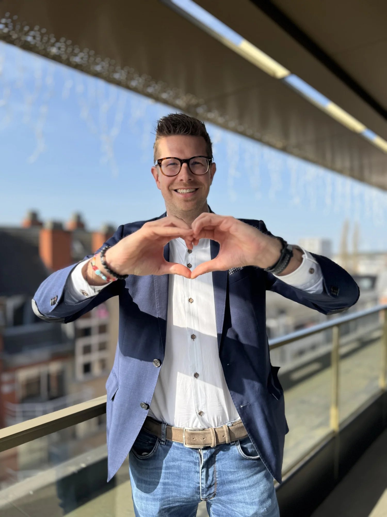 Thomas Vints maakt een hartgebaar
